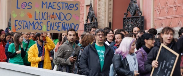 Los profesores de Madrid van a la huelga contra Ayuso pese al recorte de 100 euros por manifestarse
