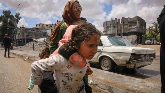 “Mis hijos se aferran a mí mientras los perros desentierran cadáveres": las aterradoras escenas que viven los palestinos en Rafah