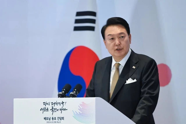 El presidente surcoreano pide perdón por la "conducta insensata" de su mujer al aceptar un bolso de 2.000 euros