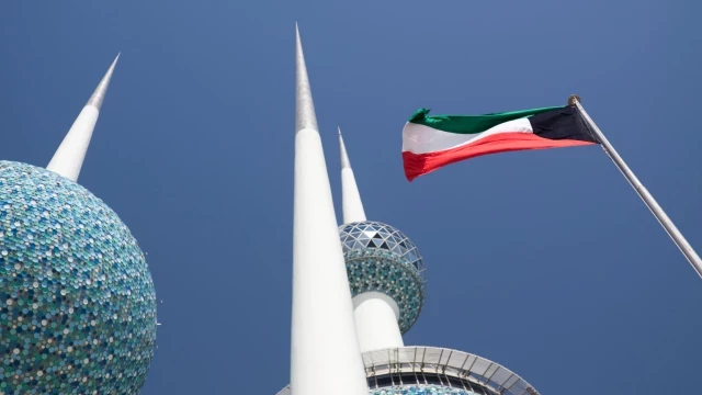El emir de Kuwait disuelve el Parlamento y suspende cláusulas de la Constitución