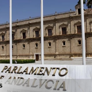 INVESTIGACIÓN: La Policía investiga si el Parlamento anda...rme para "engañar" a la Fiscalía y salvar un contrato a dedo