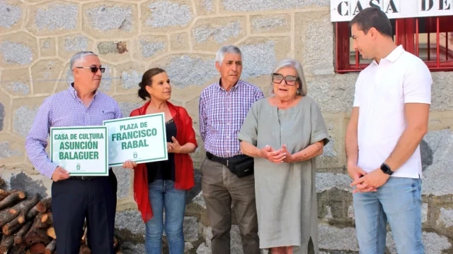 Teresa Rabal recibe una réplica de las placas con los nombres de sus padres que ha retirado el Gobierno de Alpedrete
