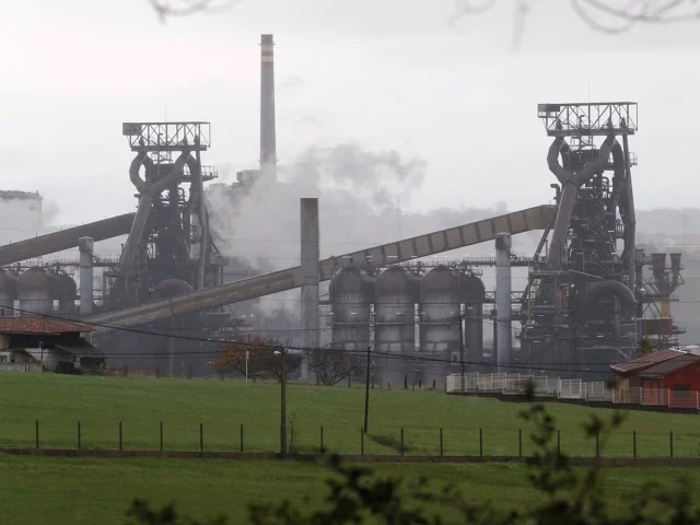 El ‘greenwashing’ de ArcelorMittal: sólo ha invertido un tercio de lo que prometió para descarbonizarse