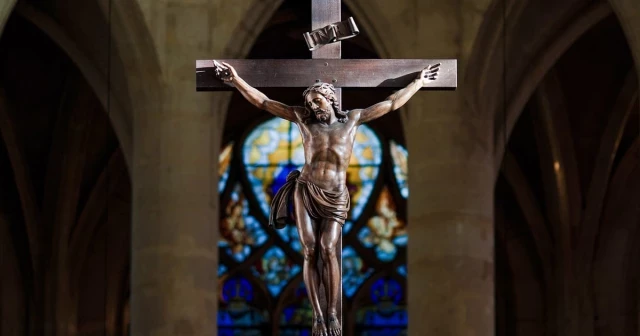 Un sacerdote estadounidense afirma que “Jesús murió con una erección”
