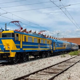 Locomotora 269 con la decoración "mil rayas" y 2 coches 9000 con la decoración azul y amarillo