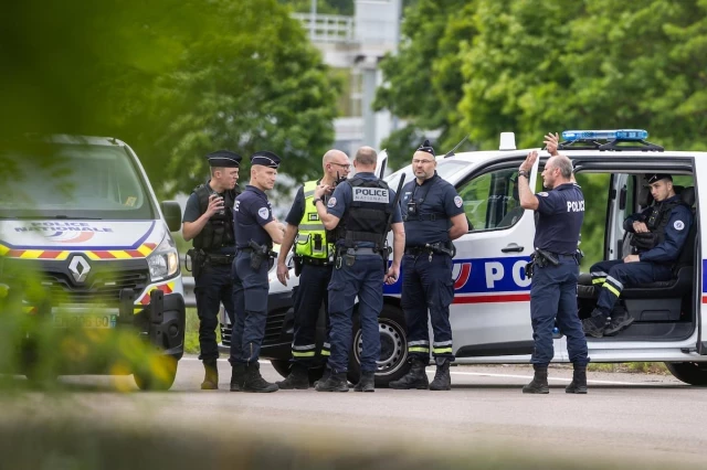 Dos agentes muertos y un preso fugado tras el asalto a un convoy policial en Francia