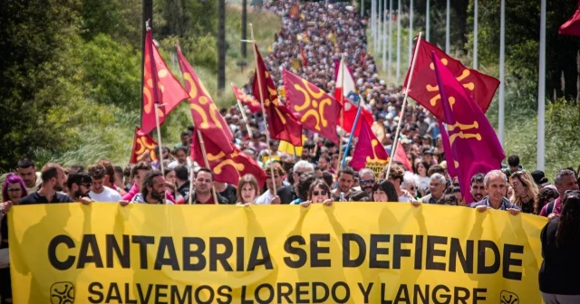 Miles de cántabros protestan en Loredo por la "masificación turística" y "el pelotazo urbanístico"