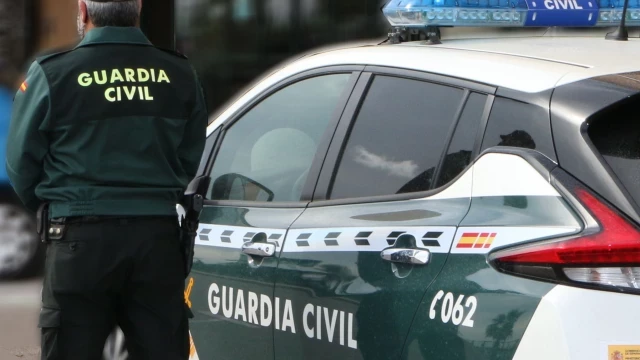 Un hombre se atrinchera con un arma y dos menores en su casa de Granada