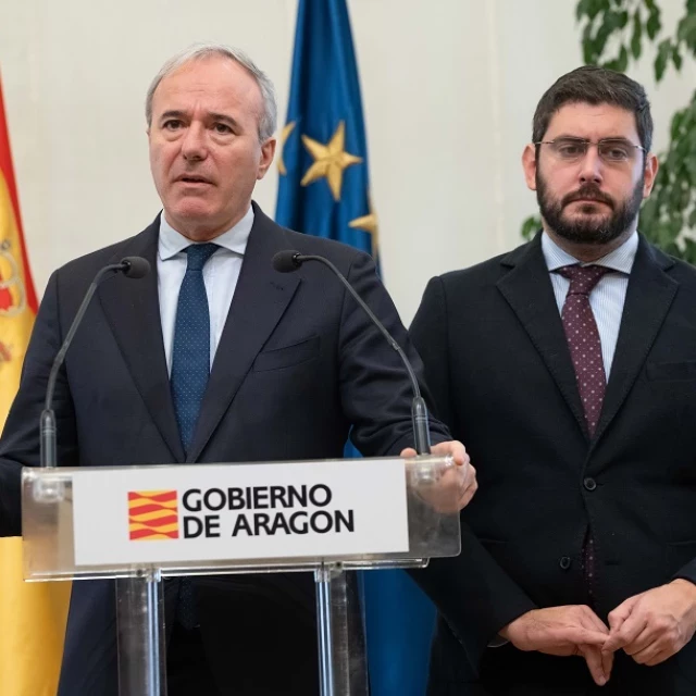 Toda la oposición, y medio gobierno, votan contra la nueva ley de impuestos a las renovables de Jorge Azcón