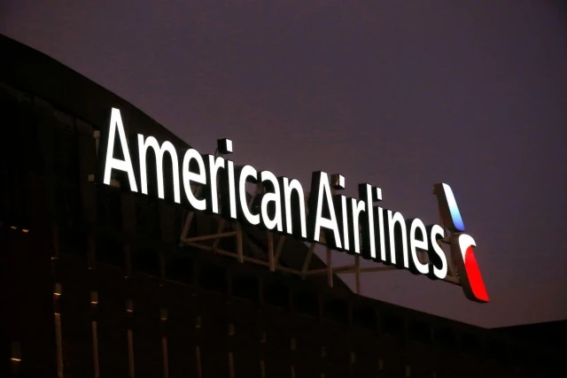 American Airlines culpa a una niña de 9 años por no darse cuenta de que un asistente de vuelo la grababa en el baño [ENG]