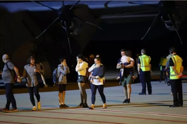Francia comienza la evacuación de sus turistas en Nueva Caledonia después de días de disturbios
