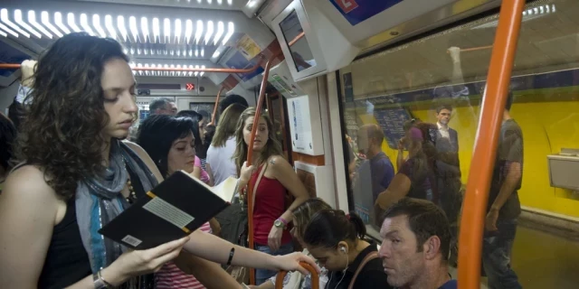 Lanzan a las vías del Metro de Madrid a un joven para robarle el móvil y un reloj