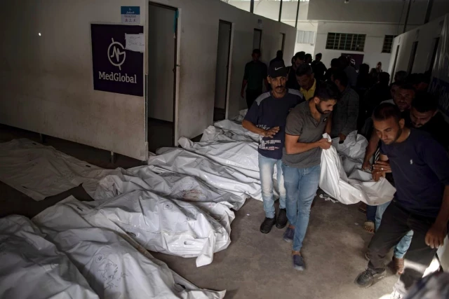 Israel se compromete a investigar el bombardeo que causó al menos 50 muertos en un campamento de refugiados de Rafah