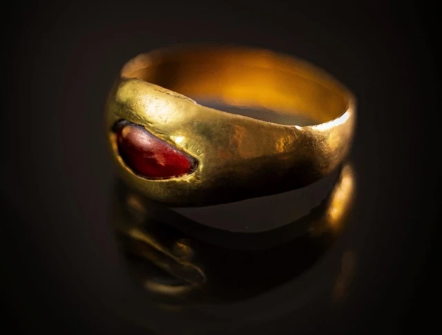 Un pequeño anillo de oro helenístico con un granate de hace 2300 años encontrado en un excepcional estado de conservación
