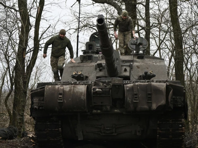Los soldados en Ucrania dicen que los tanques suministrados por EE.UU. los convierten en blanco de ataques rusos