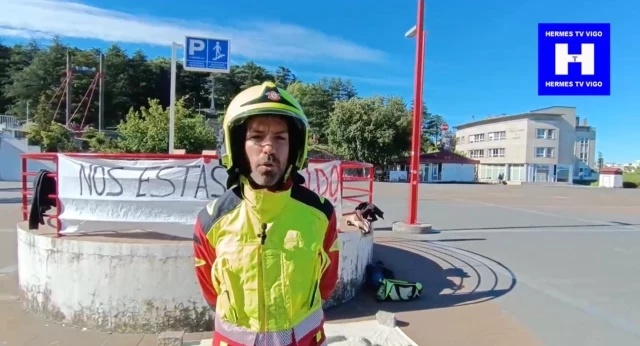 Un bombero de Vigo delante de la puerta del Concello:por la rabia impotencia de la situación «nos estás matando»
