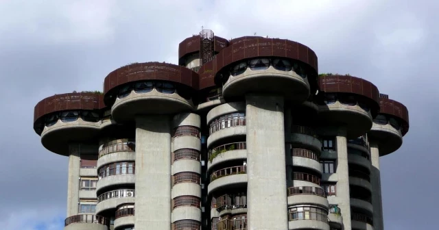 ¿Qué es la arquitectura brutalista y qué edificios tenemos en España con este estilo?