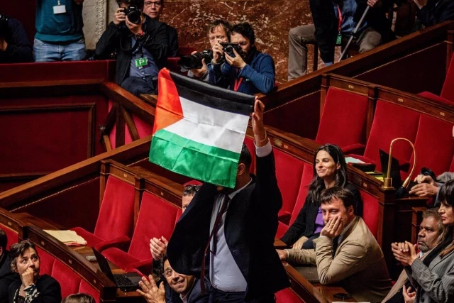 El diputado francés sancionado por exhibir la bandera palestina lleva su caso al TEDH