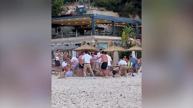 PELEA TURISTAS BRITÁNICOS MALLORCA | Un grupo de turistas británicos provocan una pelea multitudinaria en la playa de Illetes, en Calvià