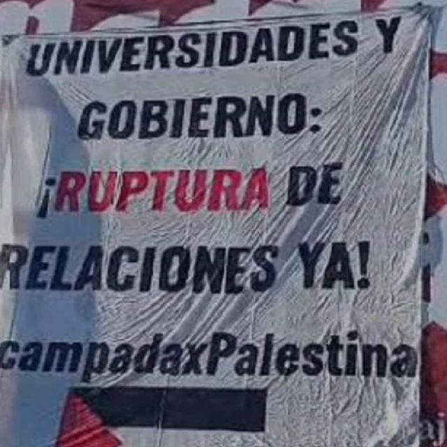 Tapan la lona de Mahou en Sol con una pancarta exigiendo la ruptura de relaciones con Israel