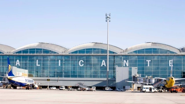 Detenido un hombre en un vuelo de Londres-Alicante por intentar abrir las puertas del avión y lesionar a un tripulante