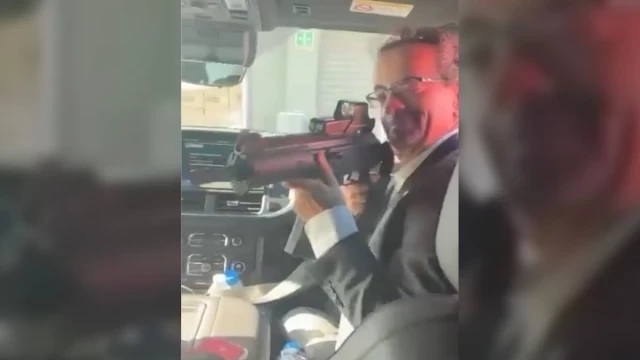 Reino Unido destituye a su embajador en México tras la filtración de un video donde apunta con un rifle a un empleado