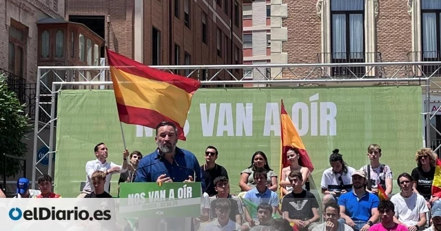 Abascal lleva su discurso de odio a Murcia y pide "más muros y menos moros"