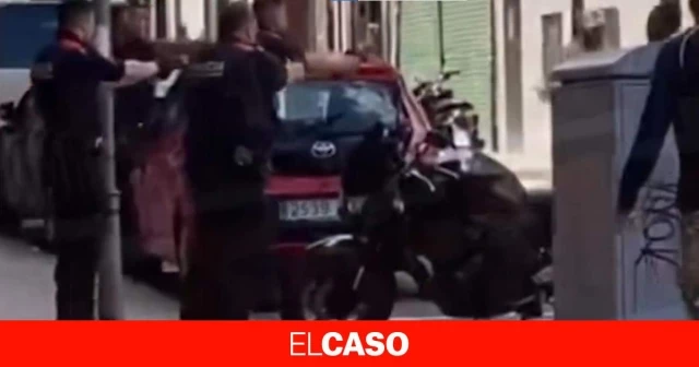 Los Mossos neutralizan a tiros a un hombre con un cuchillo en plena calle en L'Hospitalet de Llobregat