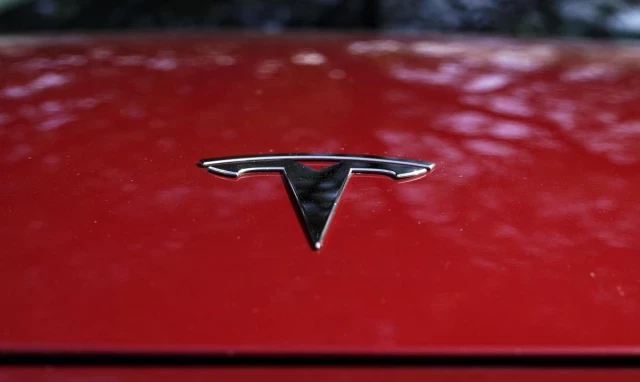 Tesla llama a revisión más de 125,000 vehículos