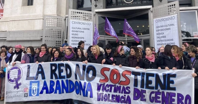 "Cuando las mujeres huyen de sus agresores y buscan protección del Ayuntamiento de Madrid, no hay plazas": las trabajadoras de la red de violencia machista convocan una huelga