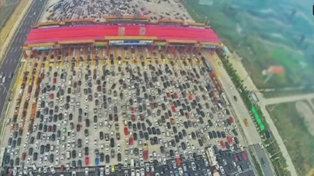 Autopista con 50 carriles en China
