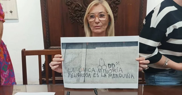 Aparece una pintada ofensiva contra la portavoz de Vox en Lorca, Carmen Menduiña