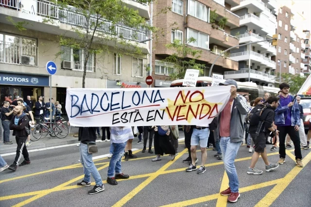 El malestar vecinal crece en Barcelona ante el temor de que Collboni incremente la privatización del espacio público