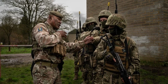 Comandante  ucraniano se queja de que los nuevos reclutas  están tan mal entrenadas que tienen que aprender habilidades básicas, como disparar un arma en el mismo frente de batalla. Noticia en inglés
