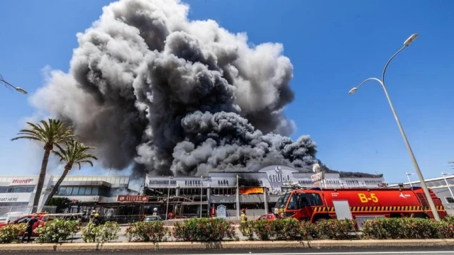 Pavoroso y peligroso incendio en las inmediaciones del aeropuerto de Ibiza