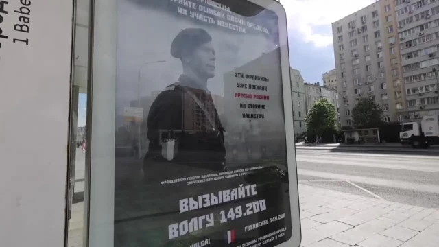 Moscú despierta con carteles de propaganda en los que se llama a los militares franceses a no enfrentarse a Rusia