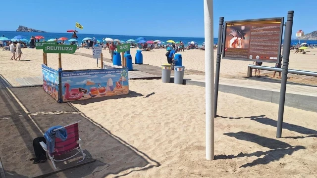 Una nueva vida para las colchonetas o sombrillas que se abandonan en la playa de Benidorm