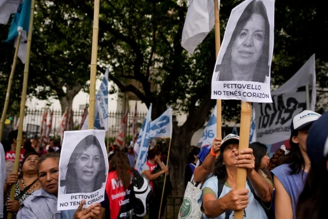 La eliminación de ministerios impuesta por Milei colapsa la ayuda social en Argentina