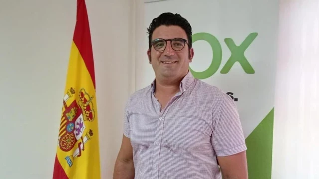 Un conseller de Vox recibe ayudas de la institución para rotular en catalán