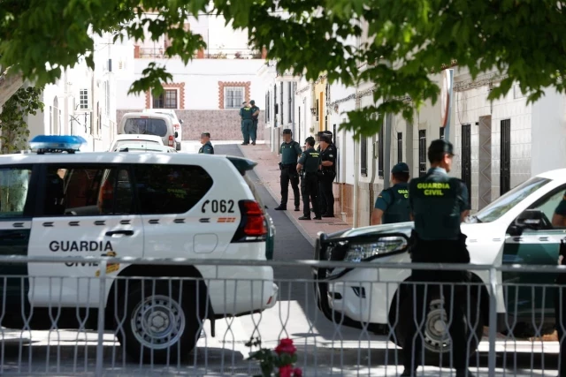 La Fiscalía de Menores ordena el internamiento de los padres de 16 años del bebé hallado muerto en una casa de Sevilla