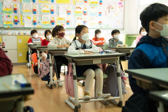 La hipercompetitiva Corea del Sur se ha obsesionado con las academias privadas. Ahora es el país donde más caro sale criar hijos