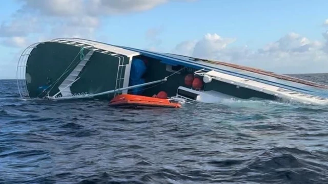 Un pesquero gallego se hunde en el Pacífico tras encallar en las islas Fiyi