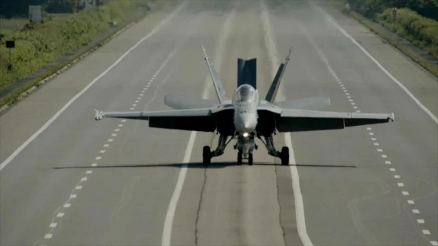 Una autopista de Suiza cierra durante 36 horas para que en lugar de coches circulen aviones de combate
