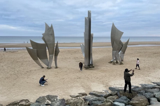 Unos geólogos estudiaron la arena de una de las playas del Día D en Normandía. Descubrieron que el 4% aún es metralla