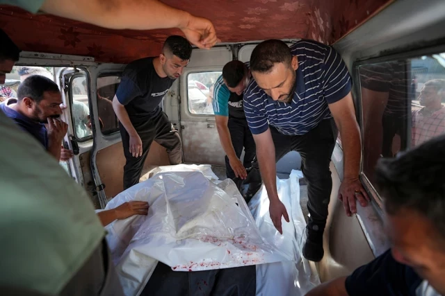 Decenas de víctimas en el bombardeo israelí del campo de refugiados de Nuseirat (EN)