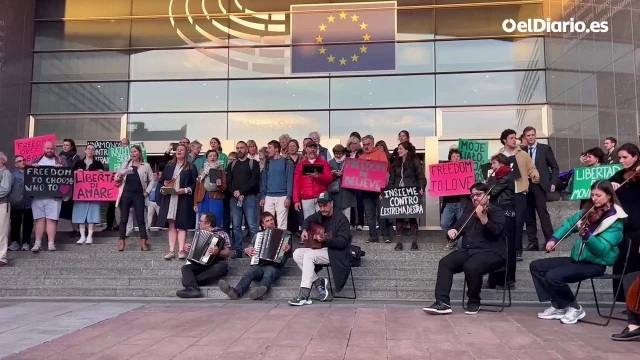 Activistas cantan el 'Bella ciao' a las puertas del Parlamento Europeo para protestar contra el auge de la extrema derecha