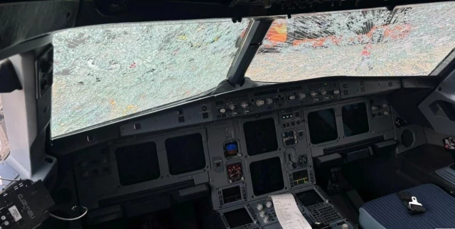 Fuerte tormenta de granizo causó graves daños a un avión en pleno vuelo