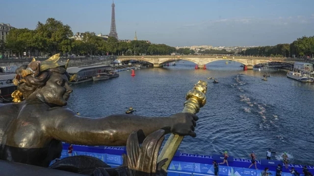 Manifestantes parisinos piden "cagar en el Sena" antes de que se bañen Hidalgo y Macron