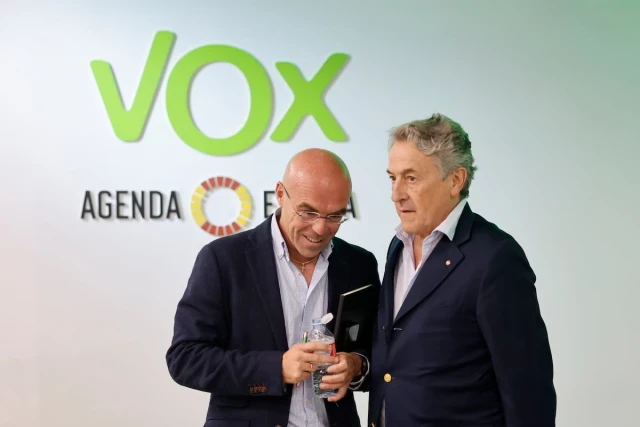 Vox hace un guiño al ultra Alvise y lo recibe en el Parlamento Europeo “con un abrazo”