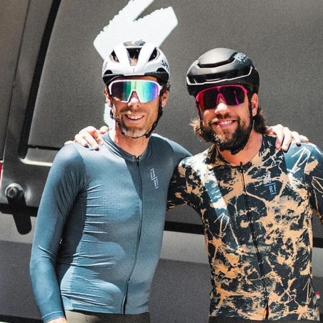 Detienen a dos ex figuras del ciclismo por "arrojarse agua el uno al otro como dos ciclistas gays"